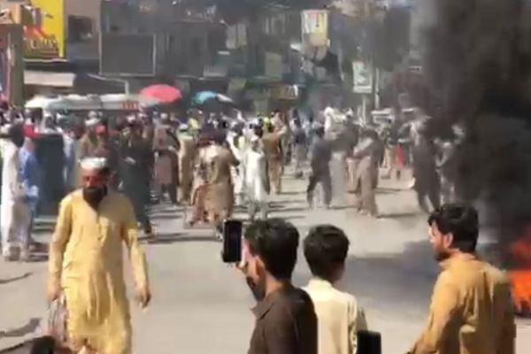 د خیبرپښتونخوا په چارسده کې د مولانا محمد ادریس د وژنې په غبرګون خلکو لاریون کړی