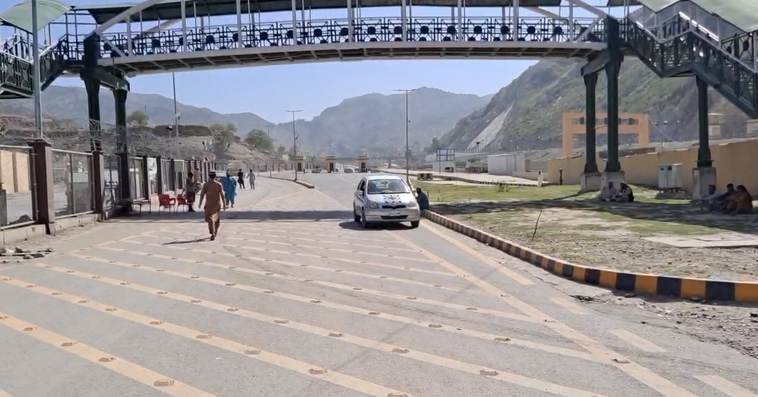 پاکستان له افغانستان سره پر ډیورنډ کرښه پنځه واړې لارې تړلې دي