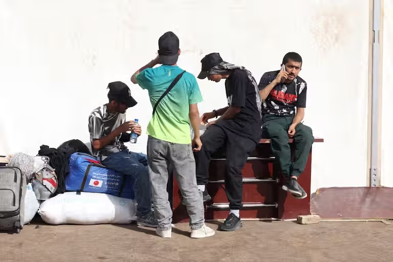 لماذا لا يزال الأفغان يخاطرون بحياتهم للوصول إلى إيران؟