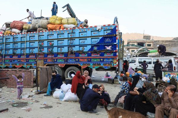 پرون له ایران او پاکستان څخه د افغانانو تر ۹۰۰ ډېرې کورنۍ هېواد ته ستنې شوي