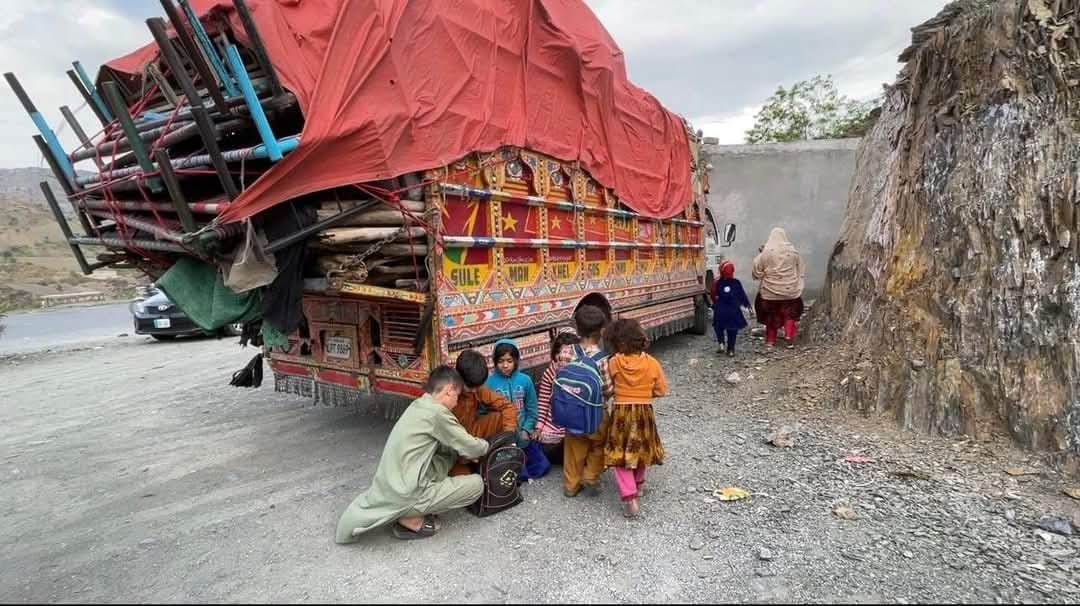 پر ډیورنډ کرښه د نښتو له امله؛ له پاکستان نه د افغان کډوالو د ستنېدو لړۍ درېدلې ده