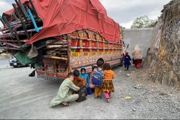 پر ډیورنډ کرښه د نښتو له امله؛ له پاکستان نه د افغان کډوالو د ستنېدو لړۍ درېدلې ده