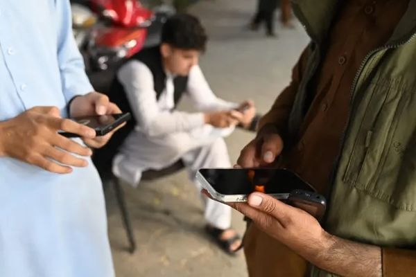طالبان په جبري توګه په مخابراتي شبکو کې د هبتالله د فرمان اړوند غږیز پیغامونه خپروي