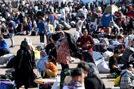 په ایران کې د افغان کډوالو د کړاوونو دوام؛ خو طالبان د تهران کوربتوب ستایي