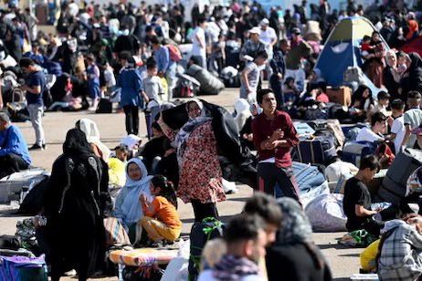 په ایران کې د افغان کډوالو د کړاوونو دوام؛ خو طالبان د تهران کوربتوب ستایي