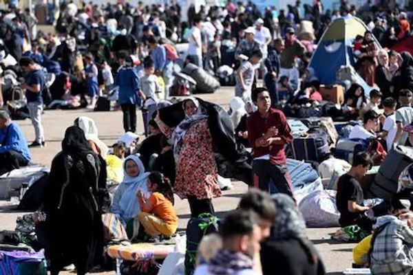 په ایران کې د افغان کډوالو د کړاوونو دوام؛ خو طالبان د تهران کوربتوب ستایي