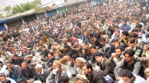 د کابل پاسپورټ ریاست مخې ته د پاسپورټ د نوملیکنې په د ناستو خلکو انځور