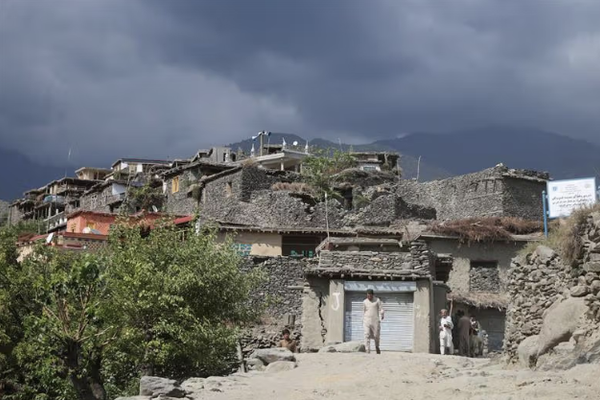 مقتل 268 طالبًا في زلزال شرق أفغانستان