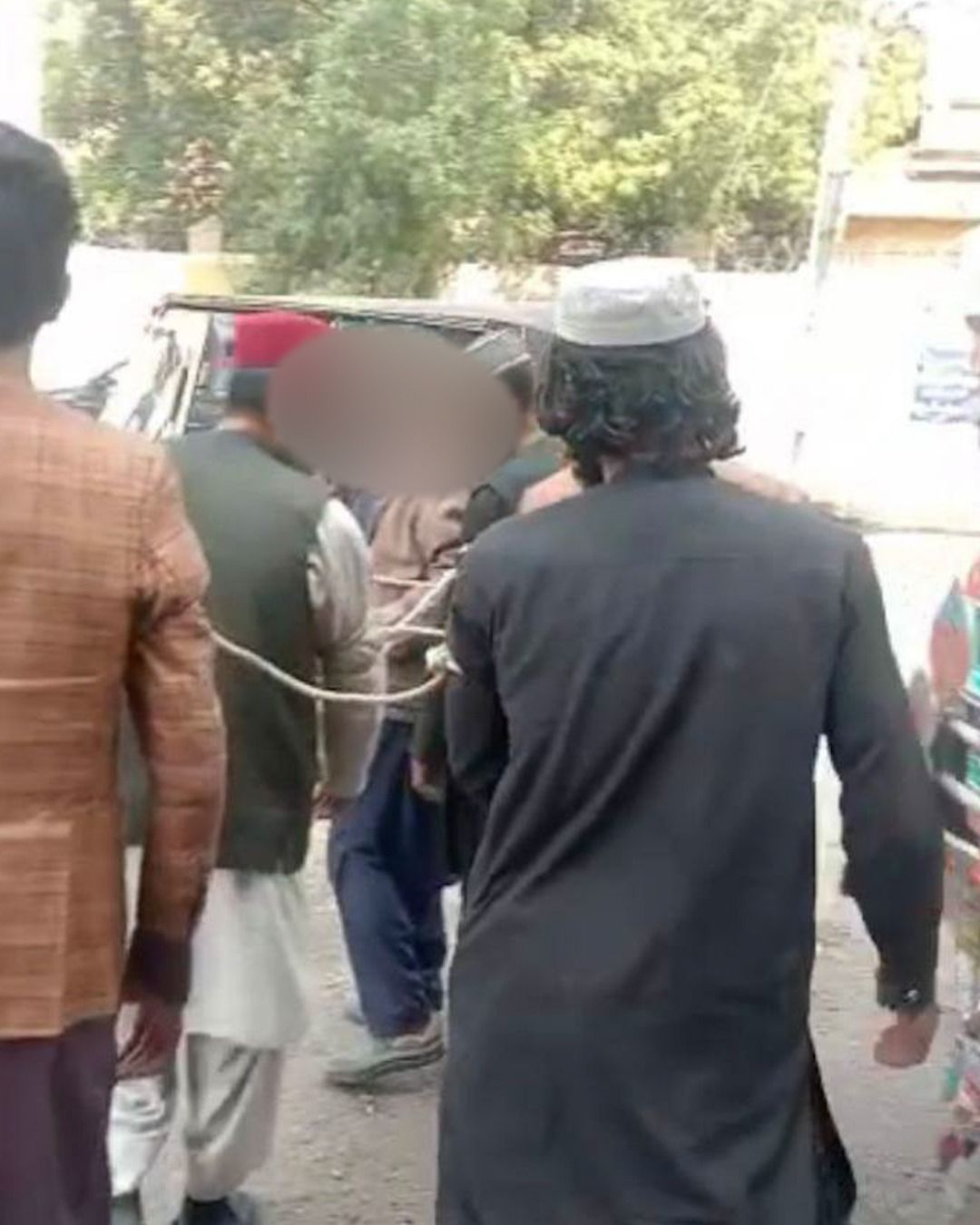 یکی از رهبران جنبش تحفظ پشتون‌ها: از بیماری یا ظلم طالبان بمیرید، اما به پاکستان نیایید