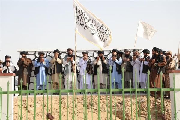 نائب رئيس وزراء طالبان يزور مقابر قتلى الحركة في الشمال.. رغم الزلزال المدمر شرق البلاد