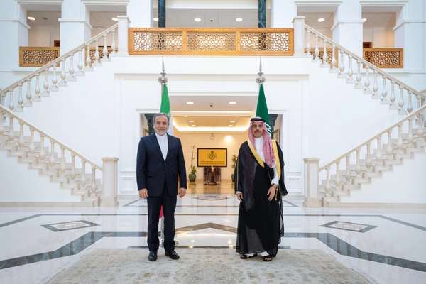 عباس عراقچی با وزیر خارجه عربستان سعودی در مکه دیدار کرد