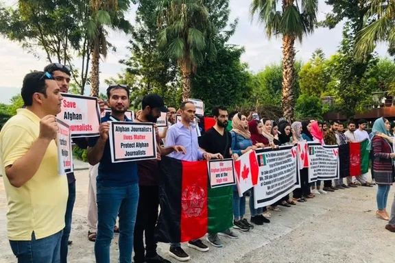  د نړۍوالو سازمانونو غوښتنه؛ په پاکستان د افغان خبریالانو ځورونه او اېستنه سملاسي بنده کړئ