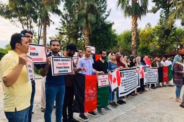 د نړۍوالو سازمانونو غوښتنه؛ په پاکستان د افغان خبریالانو ځورونه او اېستنه سملاسي بنده کړئ