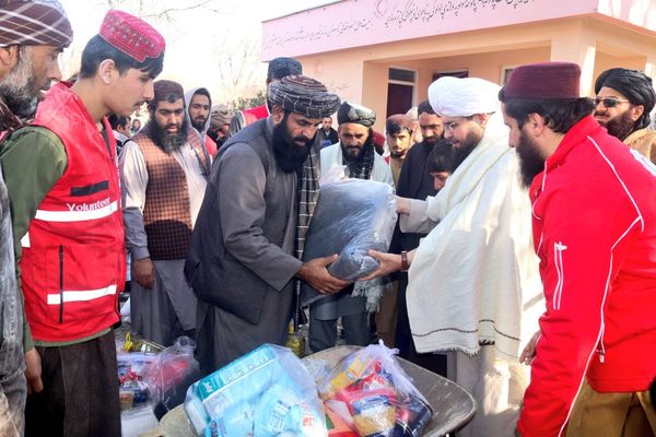 طالبانو په ننګرهار او پروان ولایتونو کې په څه باندې ۲۰۰۰ کورنیو باندې مرستې وېشلي دي