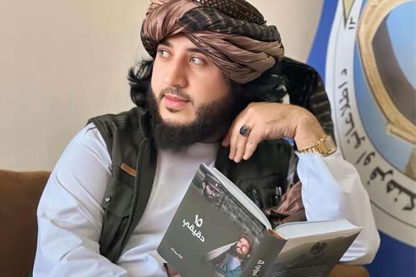 روایتی از درون؛ طالبان چگونه با نویسندگی میکوشند روایت جدیدی از دو دهه جنگ ارائه دهند