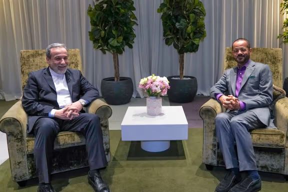 عراقچي د عمان د بهرنیو چارو وزیر ته د ایران د اټومي هوکړې وړاندیز وسپاره