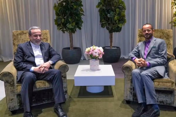 عراقچي د عمان د بهرنیو چارو وزیر ته د ایران د اټومي هوکړې وړاندیز وسپاره