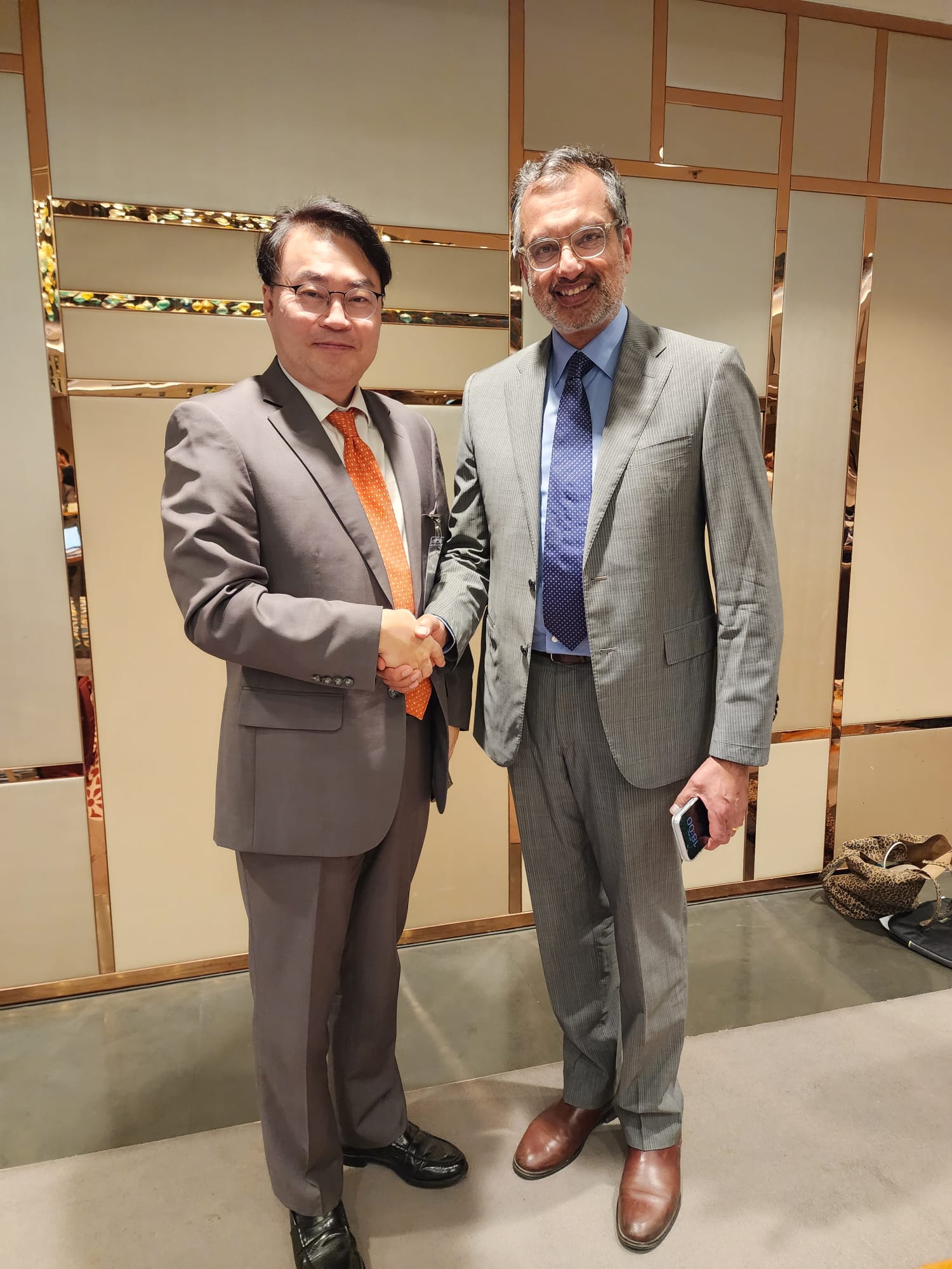 په کابل کې د کوریا شارژدافیر له عرفات جمال سره د افغان کډوالو پر ملاتړ غږېدلی