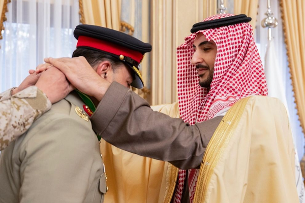 وزير الدفاع السعودي يمنح قائد الجيش الباكستاني وسام الملك عبد العزيز