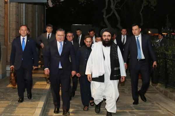 متقي د قزاقستان د بهرنیو چارو له وزیر سره د سياسي تفاهم پر پراختیا خبرې کړې دي