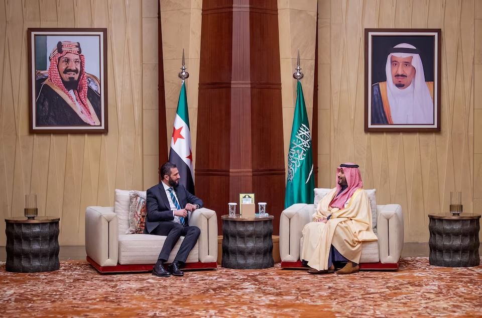 انس حقانی با نشر آیه‌ای از قرآن به نخستین سفر خارجی احمد شرع واکنش نشان داد