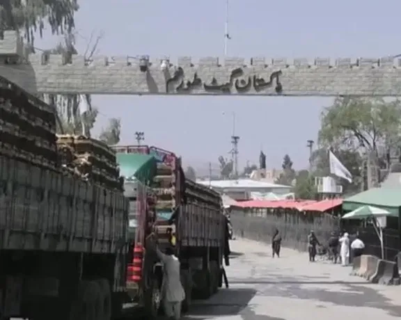 د پاکستان پولیسو دوه افغانان د بهرنیو پیسو د بې قانونه لېږد په تور ونیول