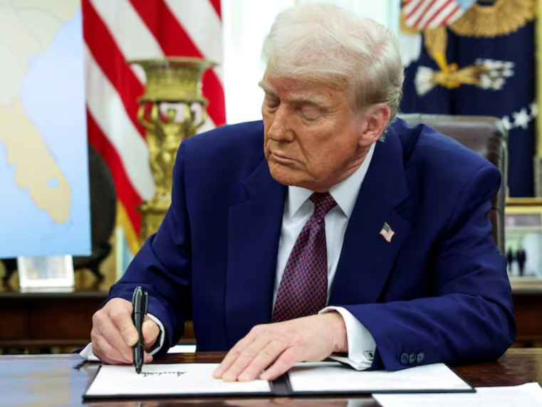 رویترز: ترامپ فرمانی برای ممنوعیت استفاده مهاجران فاقد مدرک از بودجه فدرال صادر می‌کند