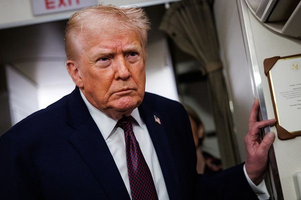 ډونالډ ټرمپ: پر ایران د برید د ارزونې په حال کې یو