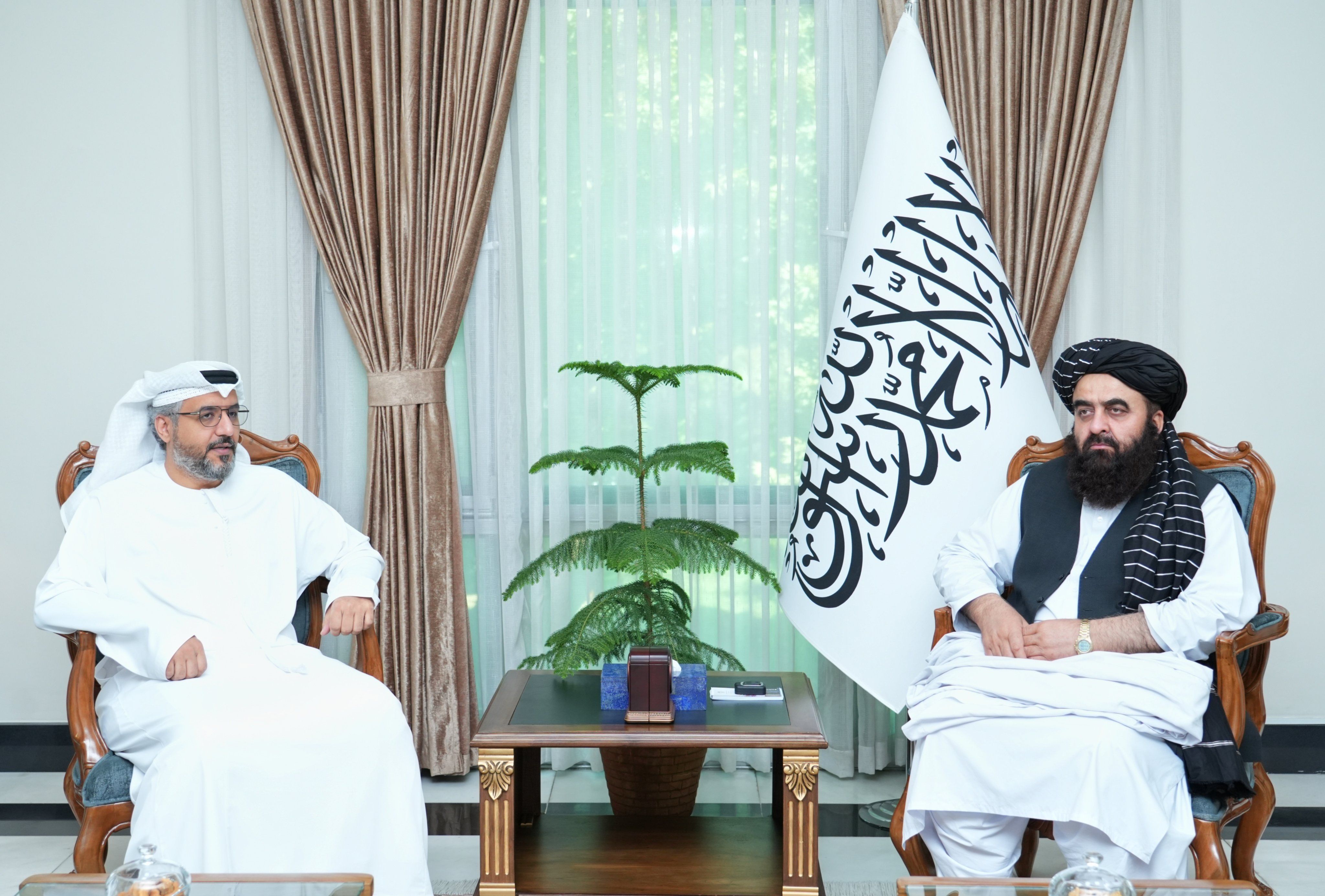 متقي او د متحده عربي اماراتو سفیر د همکاریو د پراختیا او د سیمې د وضعیت په اړه غږېدلي