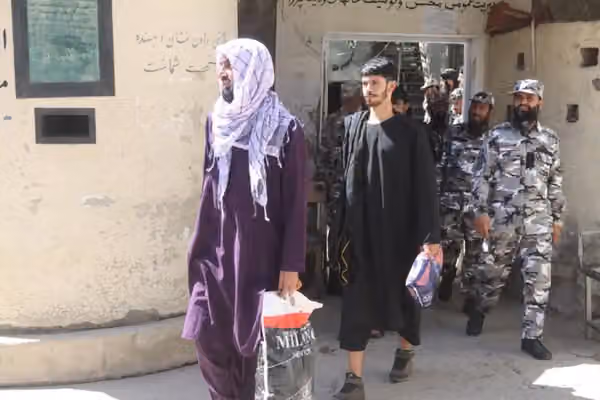 طالبانو د پروان له مرکزي زندانه نږدې ۶۰ بندیان خوشې کړي دي
