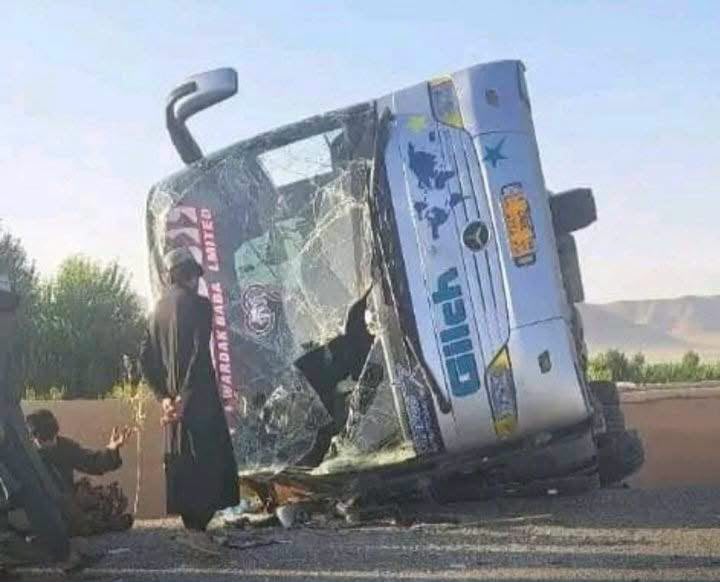 په زابل کې د یوې ټرافیکي پېښې له امله یو کس مړ او ۲۸ نور ټپیان شوي دي