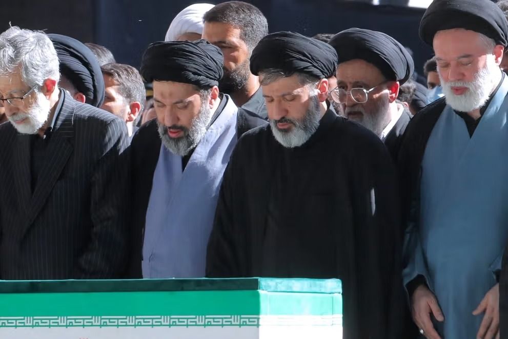 سه پسر علی خامنه‌ای در انظار عمومی ظاهر شدند اما جانشینش نه