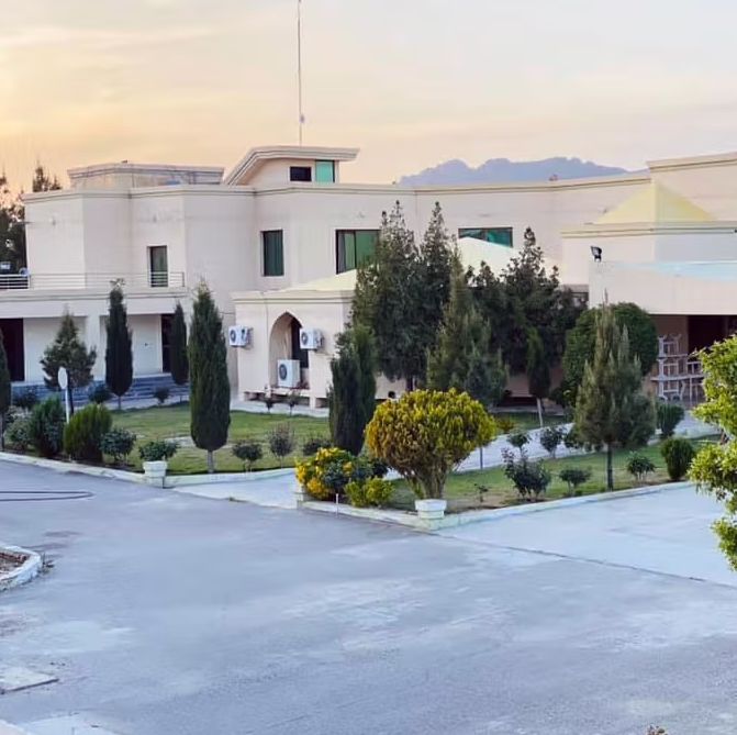 کندهار کې منډیګک ماڼۍ شاوخوا جبري تخلیه؛ خلک له پلرنیو کورونو اېستل کېږي او سړکونه تړل شوي