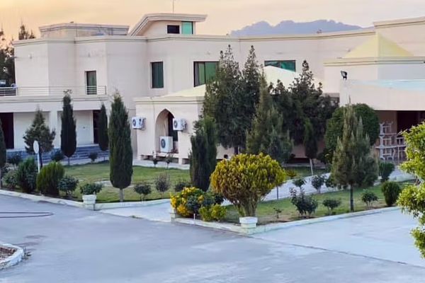 کندهار کې منډیګک ماڼۍ شاوخوا جبري تخلیه؛ خلک له پلرنیو کورونو اېستل کېږي او سړکونه تړل شوي