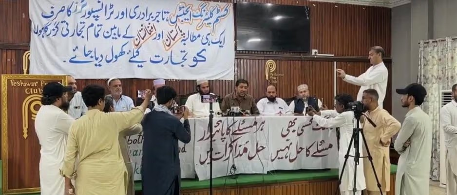تجار باكستانيون: سنغلق طريق بيشاور-تورخم إذا لم تُفتح المعابر الحدودية مع أفغانستان