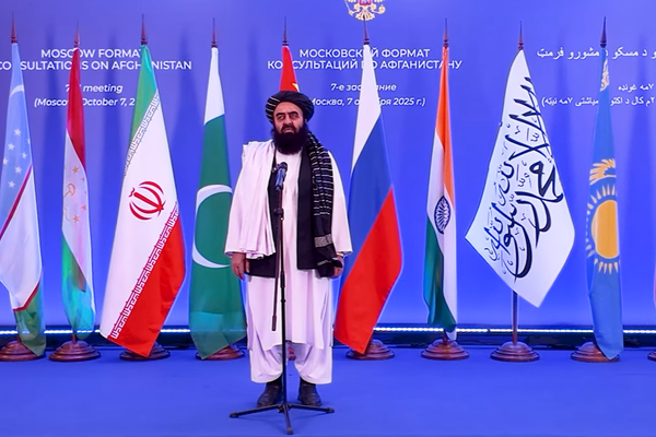 متقي وايي چې طالبان په افغانستان کې د بهرنیو ځواکونو حضور نه مني