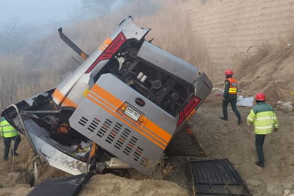 د پاکستان په چکوال کې د مساپر وړونکي بس د لوېدو له امله ۳۲ کسانو ته مرګ ژوبله اوښتې