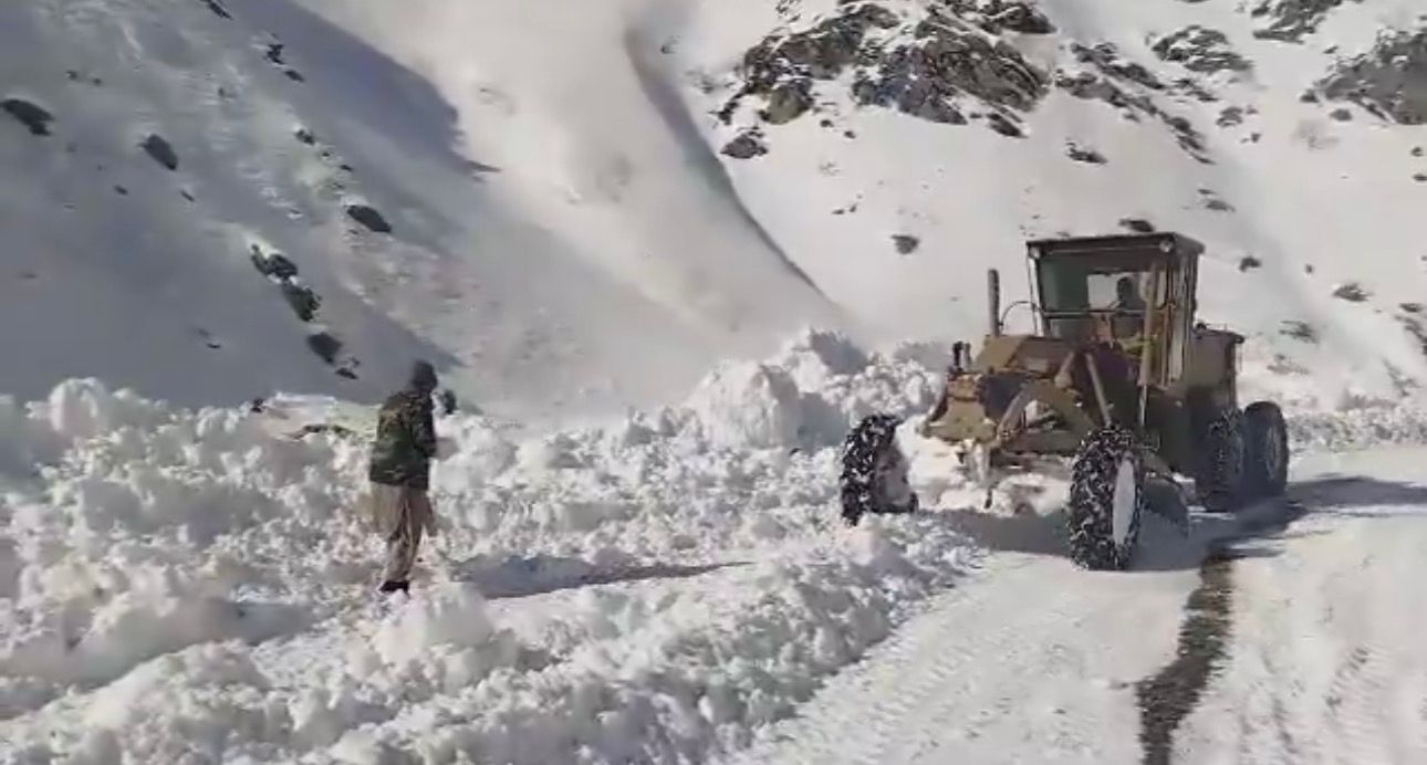 د سالنګونو په ګډون یو شمیر لارې لاهم د واورې ورېدو له امله د ترافیکو پرمخ تړلې دي