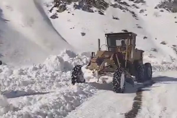 د سالنګونو په ګډون یو شمیر لارې لاهم د واورې ورېدو له امله د ترافیکو پرمخ تړلې دي