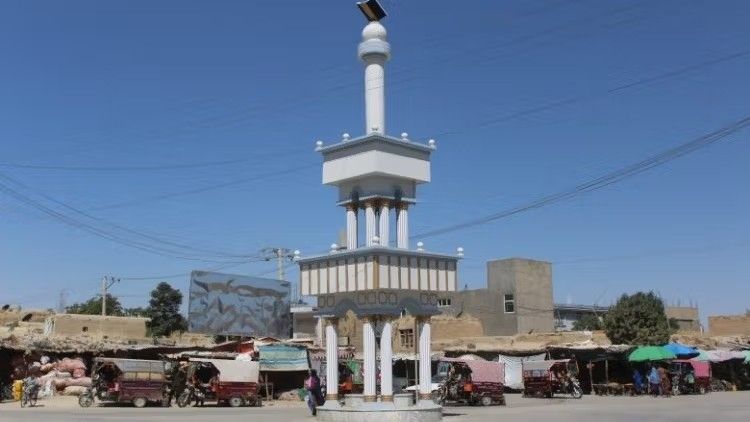 طالبان دو فرد را به اتهام تولید و فروش مشروبات الکلی و مواد مخدر در محضر عام شلاق زد