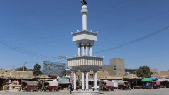 طالبان دو فرد را به اتهام تولید و فروش مشروبات الکلی و مواد مخدر در محضر عام شلاق زد