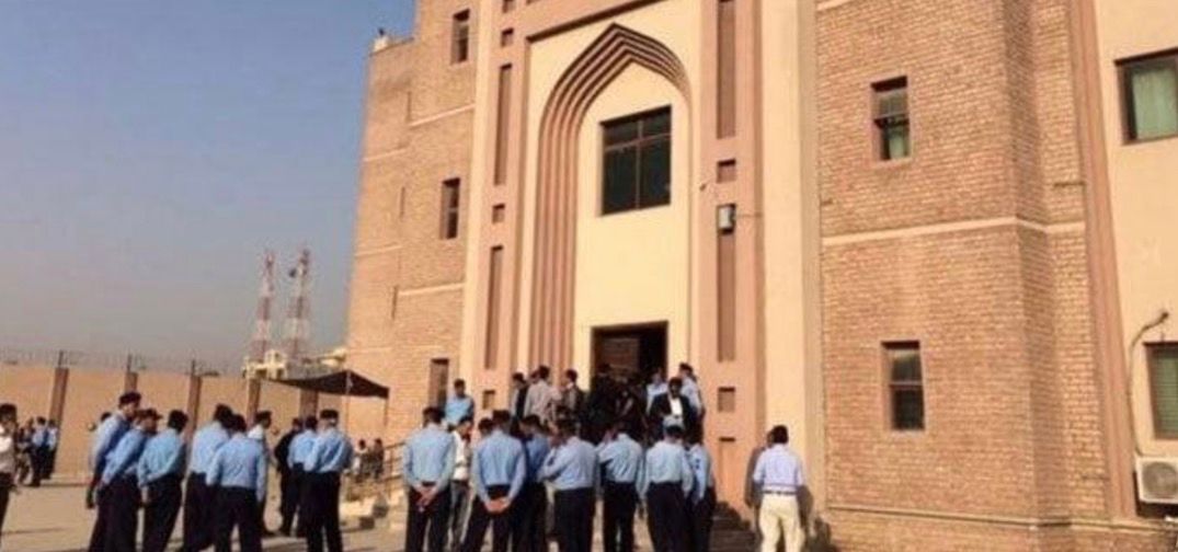 د اسلام‌اباد یوې محکمې د درېیو خبریالانو په ګډون ۷ کسان په دوه ځلي عمري بند سزا محکوم کړي