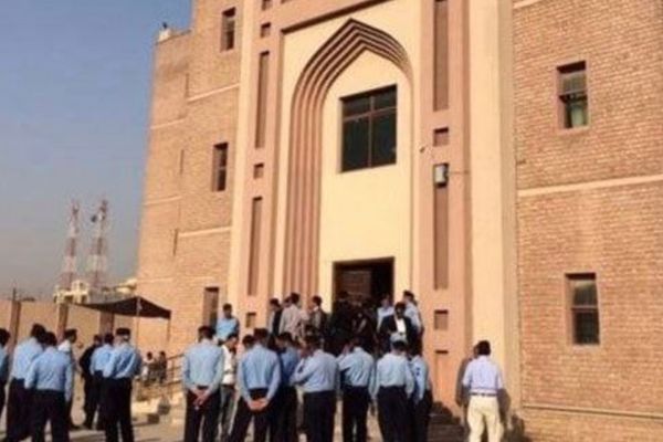 د اسلاماباد یوې محکمې د درېیو خبریالانو په ګډون ۷ کسان په دوه ځلي عمري بند سزا محکوم کړي