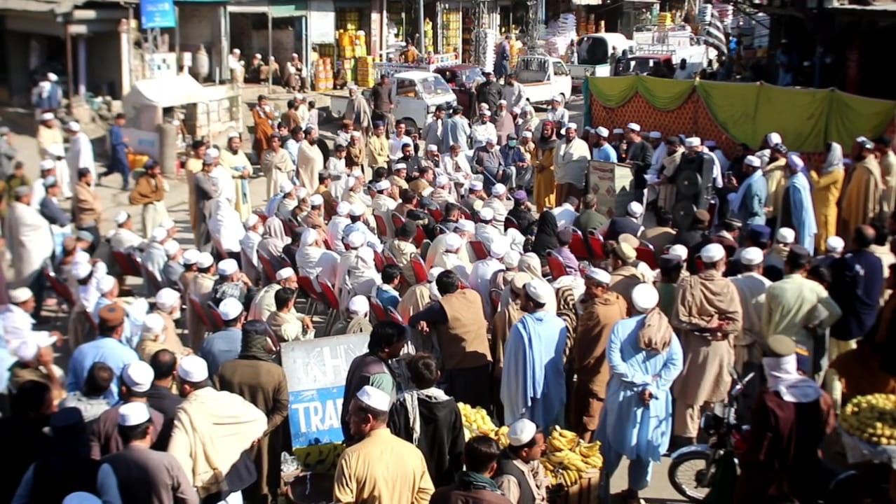 لنډي‌کوتل کې کاروباریانو او عامو وګړو د تورخم دروازې د خلاصون په موخه لاریون وکړ