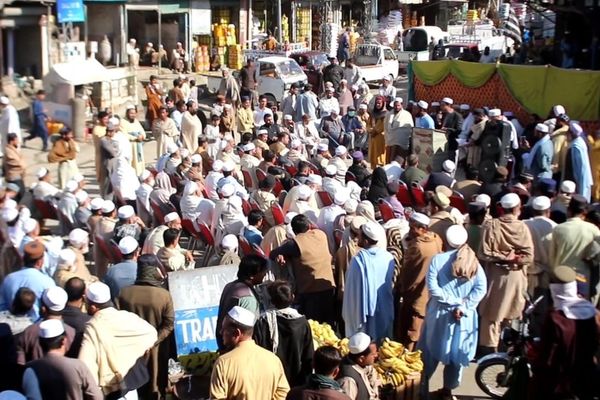 لنډيکوتل کې کاروباریانو او عامو وګړو د تورخم دروازې د خلاصون په موخه لاریون وکړ