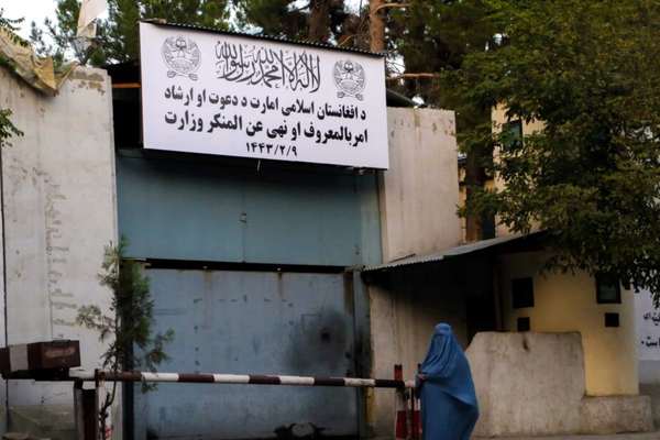 طالبان وايي ۸ مېرمنې یې له کورني تاوتریخوالي ژغورلې دي