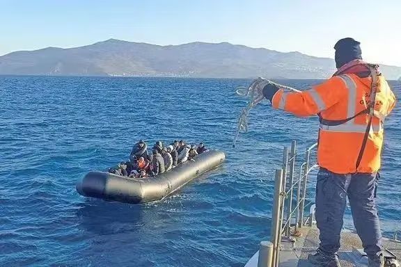 گارد ساحلی ترکیه ۳۰ پناهجوی افغان را در چاناک‌قلعه بازداشت کرد 