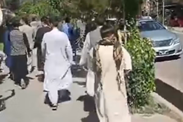 د هرات اوسېدونکو د طالبانو د والي د دفتر مخې ته لاریون کړی