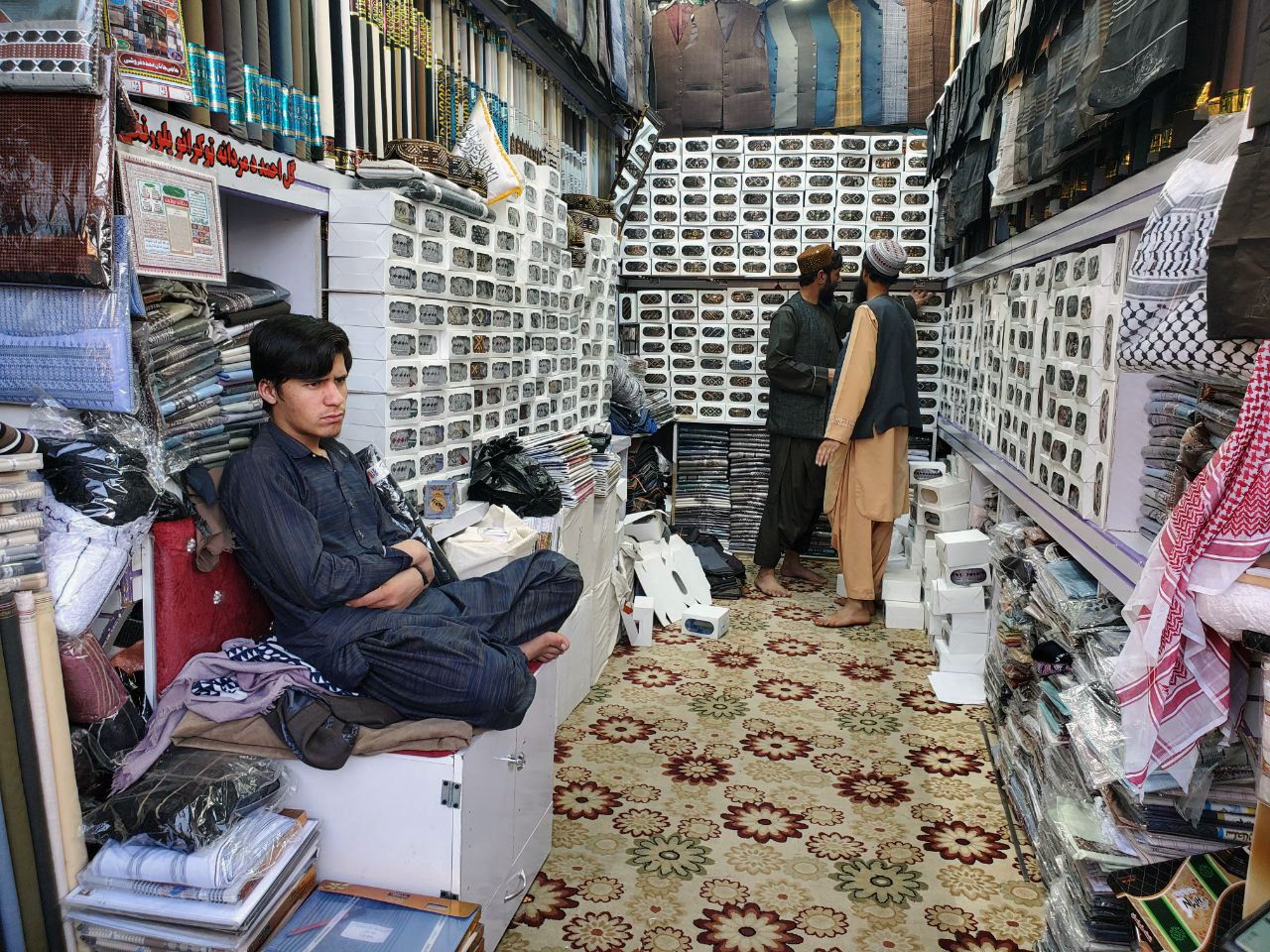 د کاليو، صدريو، خوليو او پګړيو دوکانو، چې اختر په شپو کې تر ناوخته خلاص وي