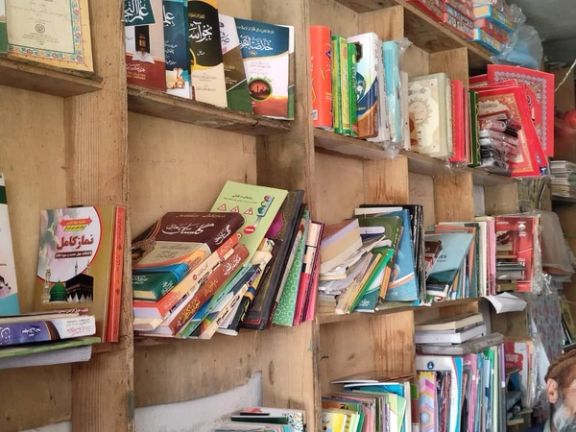 پر کتابونو بندیز؛ طالبانو د پنجشیر ولایت عنابې ولسوالۍ کتاب پلورنځي پلټلي دي